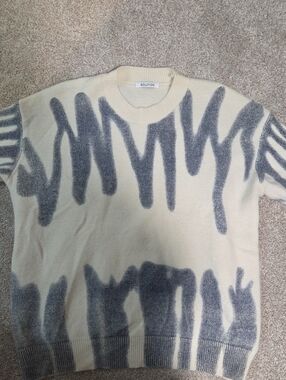 SOLUTION Cream Crewneck Sweater with Gray Graphic Pattern